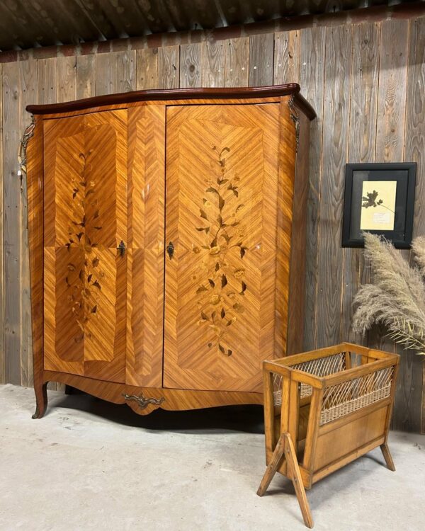 armoire vintage