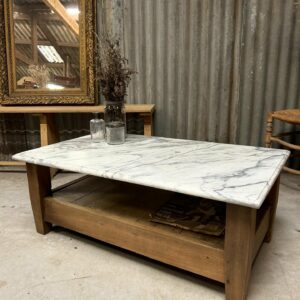 table basse en bois et marbre