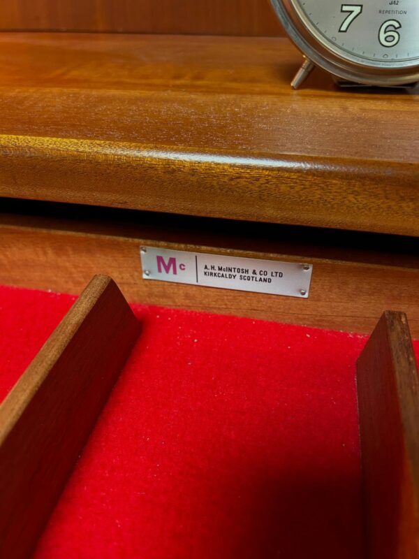 meuble vitrine Mc Intoch
